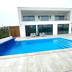 Casa Iroko - A Modern Villa, With Private Pool, In A Quiet Area וילה *
